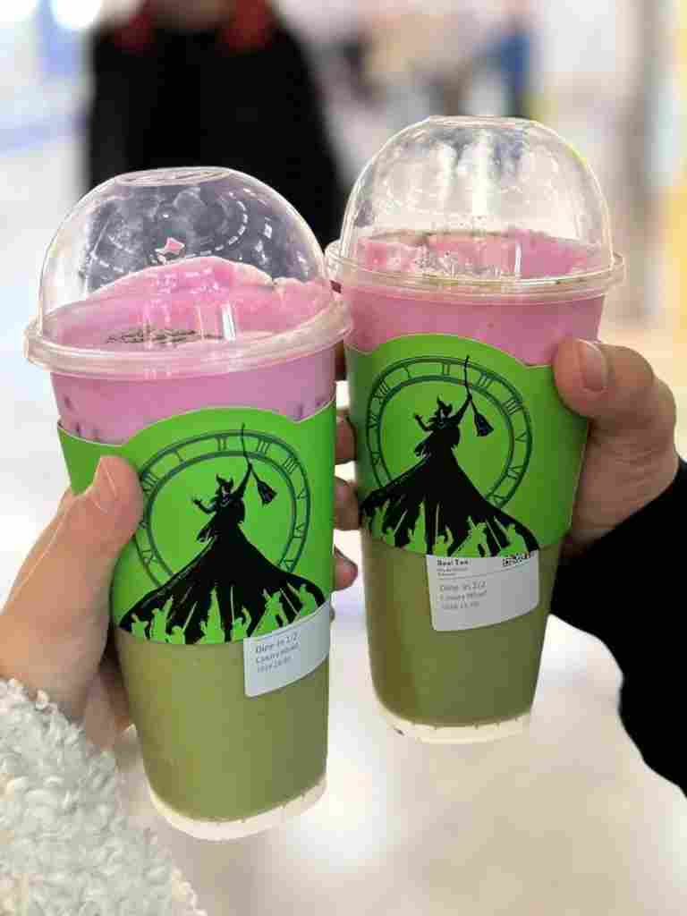 喜茶x《WICKED》联名限定，网友喊话“国内也该上新了！